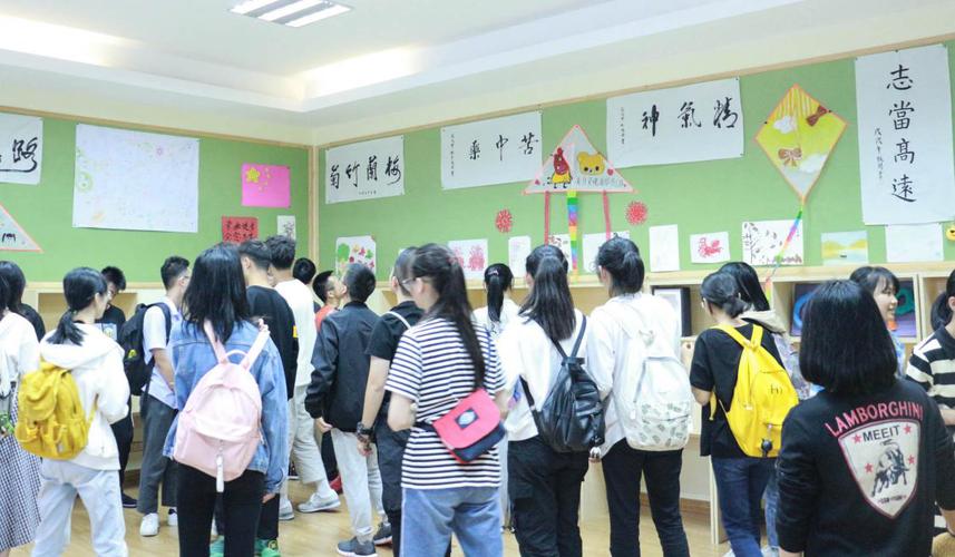 我校组织2020级本专科生参观大学生心理健康教育咨询中心